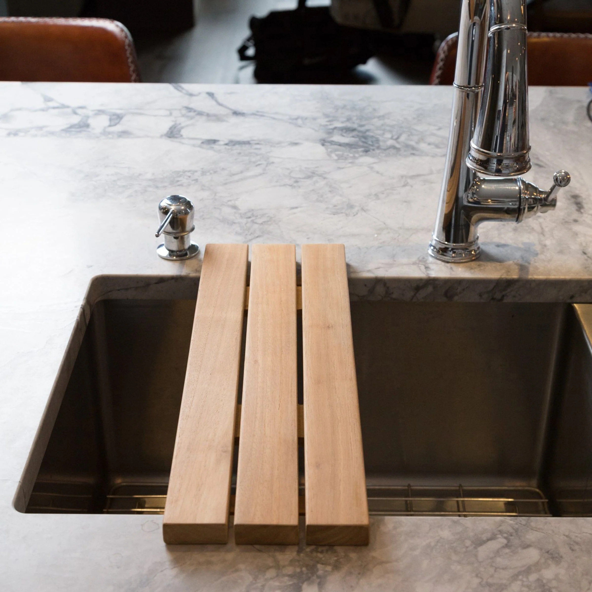 Coach Kitchen Sink Caddy 18" (46 cm) - Image 5